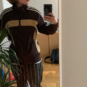 Adidas tracksuit - Brun tracksuit överdel från adidas. FETT snygg nämen lite för stor för mig! Står att det är medium på lappen, men då herr storlek! Relativt bra skick!