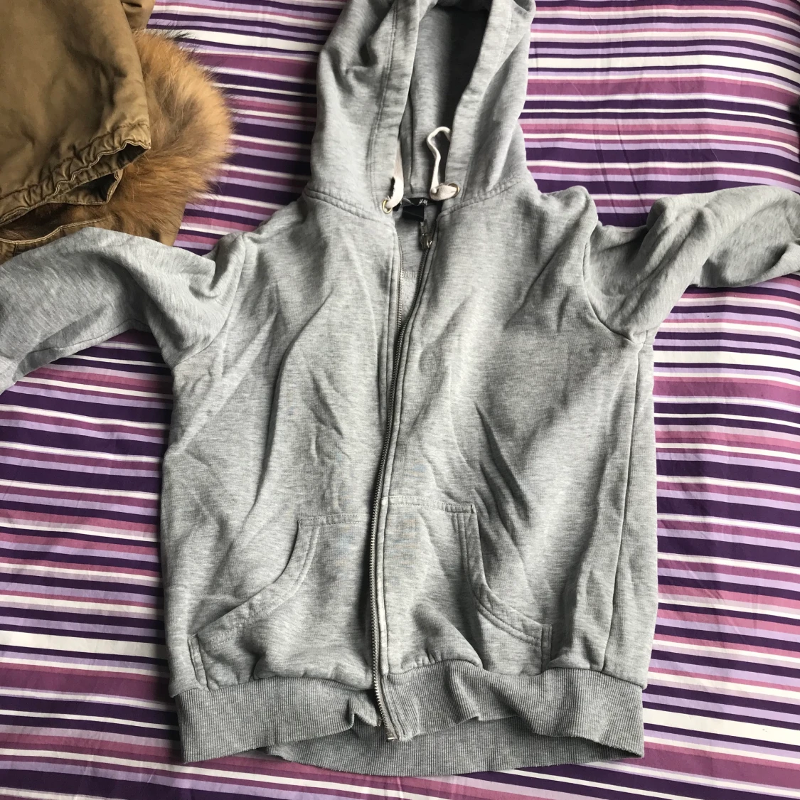 Grå hoodie 