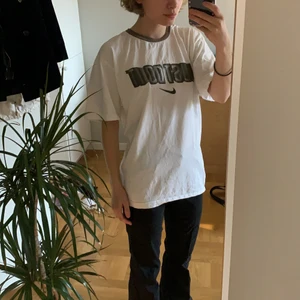 Fet vit Nike t-shirt! - En JÄTTE snygg Nike t-shirt. Har en super najs retro känsla men ett super najs tryck. Skulle säga att den är L eller XL. På mig är den vädligt oversized! Bra skick!
