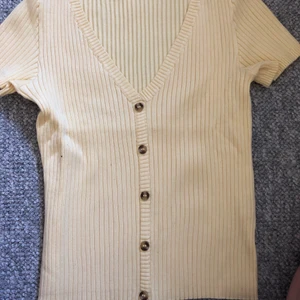 Gul topp ifrån bershka - Pastellgul topp ifrån bershka med knappar. Supersöt och aldrig använd, köpt i London. Storlek S men passar även xs samt 34. Frakt är inräknat i priset❤️