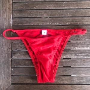 Röd bikini nederdel - Från shein, lite sönder i sömmen på sidan. Aldrig använda lappen kvar -FRAKTEN INGÅR I PRISET!!💜💜