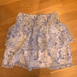 Blommig kjol - Blommig kjol från Cubus. Köpt våren 2018 och använt en gång, så i princip oanvänd. Köpen betalar frakt 42 kr.