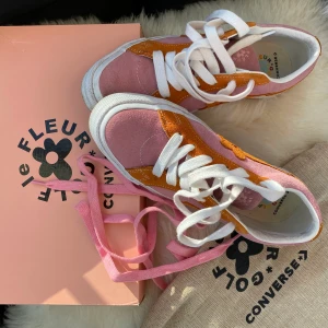 Converse One Star x Tyler the Creator - Slutsålda! Köpta i London för nåt år sen och knappast använda. Vanliga små ”skador” men det är inget som inte går bort. Modellen är smal så dessa passar nog en 38a med en tunnare sula. Dm för frågor <3