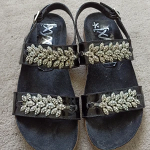 Sandaler med strass strl 39 - Fina, bekväma sandaler med strass.