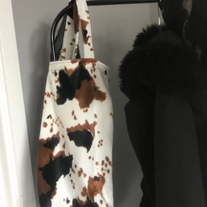 COW PRINT TYGPÅSE - en mjuk tygpåse i cow print som är en av de största trenderna just nu. thriftad 🤎 frakt 22kr
