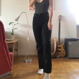 Svarta jeans Weekday - Svarta jeans från weekday i modellen voyage strl 25/32:)  De är lite missfärgade därav priset!💕 Kan mötas upp i Lund🥰