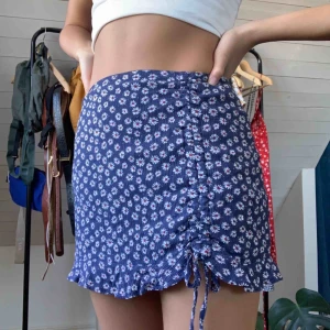 Söt blommig minikjol - Suuuperfin minikjol🦋 aldrig använd! Säljer då den har blivit för kort på mig :( Står strl M men jag tycker den är mer S☺️ inkl frakt! Budgivning pågår till söndag kl 12🌼