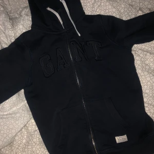 Gant hoodie - Aldrig använd. Marinblå snygg hoodie. Storlek XS men passar mer till S.