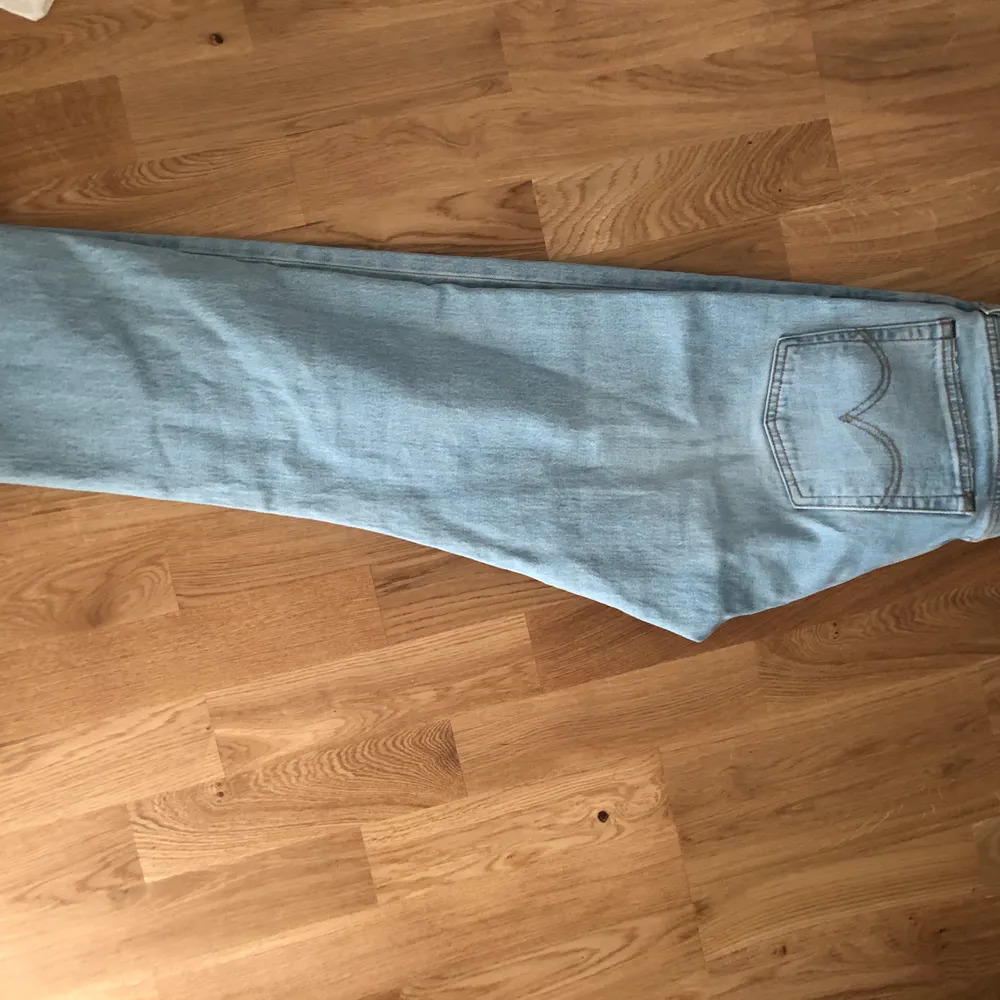 Säljer mina helt oanvända jeans från Levis! Storlek 29. Passform: momfit. Jeans & Byxor.