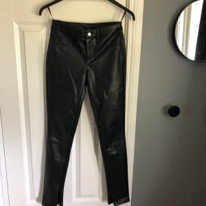 Only byxa - Supersnygga fejk skinbyxor med dragkedja i benslutet från Only, köpta på VeroModa i storlek 36, använda en gång. Tyvärr för små efter graviditet. Porto 63kr 