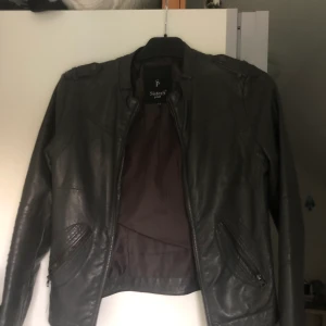 Skinnjacka  - Grå skinnjacka i äkta skinn. Använd få gånger, mycket fint skick. Storlek xs. 