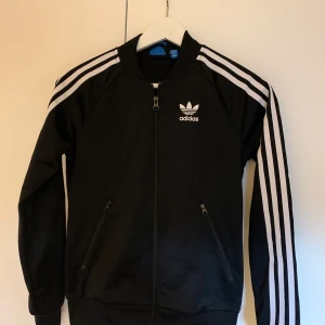 Adidas Original Jacka WCT - Adidas Original Jacka WCT i fint skick. Storlek 32 (UK 4). Köparen betalar porto. Finns i Vällingby. ( Ordinarie pris 699 kr)