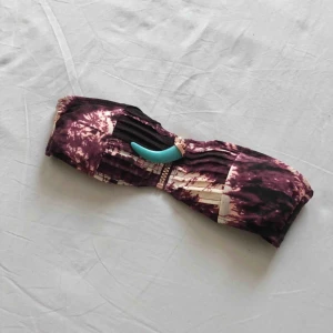  - Superfin bikiniöverdel från H&M. Använd men i bra skick! Frakt på 22kr tillkommer om den ska skickas.