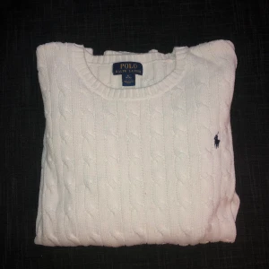 Stickad Ralph Lauren tröja - Vit stickad tröja från Ralph Lauren i bra skick. Storlek 18-20, sitter som S