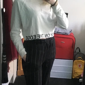 Långärmad vit tröja  - Vit tröja från H&M. Säljer då den inte är min stil längre. Den är croppd och är olika kort beroende på hur långa man är(jag är 157). Köpare står för frakt 📦 