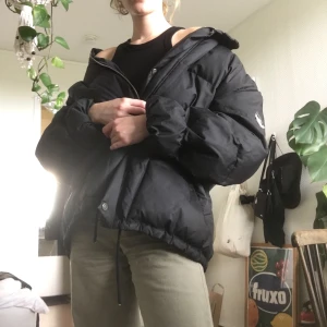 Diadora oversized puffer jacket  - Svart oversized puffer i strl XL från Diadora. Köpt second hand men sparsamt använd. 
