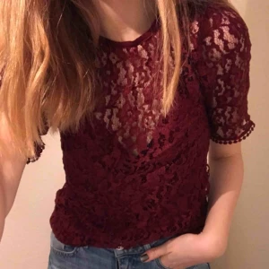  - Röd spetstopp från h&m. Super fin och aldrig använd. Tröjan har ett inbyggd linne under spetsen i samma röda färg.