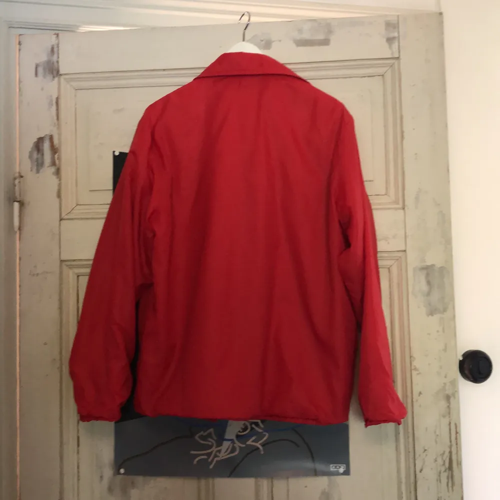 Röd vintage jacka från Birdie i storlek M-herr/L-dam. Köpt på beyonce retro och ser knappt använd ut. Har en smutsfläck på insidan av jackan men går bort i tvätten. Säker på grund av att den har bara hängt i garderoben. . Jackor.