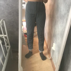 Randiga byxor från shein - Jätte stretchiga därför passar den s/m  själv så har jag xs och den passar mig perfekt, lite små lösa trådar som knappt syns men annars så är den perfekt. Frakt ingår ej i priset