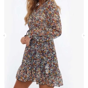 Hot in Verona Dress - Chiquelle  - En jättesöt klänning från Chiquelle, helt ny (endast testad). Nypris 499kr. Jättefin att ha till sommaren! Kan postas eller mötas i Uppsala. Frakt inräknat i priset💗 Swish