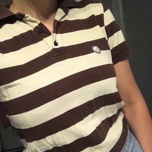 Piké (gratis frakt) - Superfin beige/brunrandig piké från cheap monday. Strl XS. Köpt second hand så i använt skick. 💖💖FRAKT INGÅR💖💖