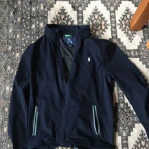 Vind/golf jacka från Ralph lauren - Grymt skick, använd från och till i ett halv år. Stretch dit och nypris var 1200kr