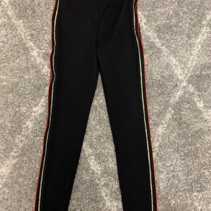 Tajts med guld o röda streck  - Mjuka och sköna tajts med guld o röda streck vid sidan 