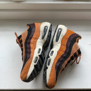 Nike Air Max 95 Pony Hair st 38 - Säljer mina fina nike air max 95 pony hair. Aningens starkare färg än på bilderna i verkligheten! Storlek 38/24cm. Använda men fortfarande i bra skick, små slitningar bland de orange stråna. Kan skicka fler bilder på dm.     Frakt tillkommer/möts i malmö💌