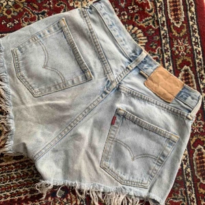  - Super snygga Levis 501 shorts, inköpta second hand för några år sedan men de har tyvärr blivit för små för mig,använt skick ☺️ frakt tillkommer!