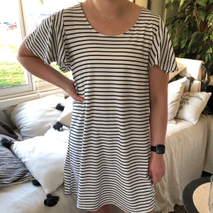 Klänning - Randig klänning från Mango i storlek M! Luftig och skön😊 100kr plus frakt som köparen står för!