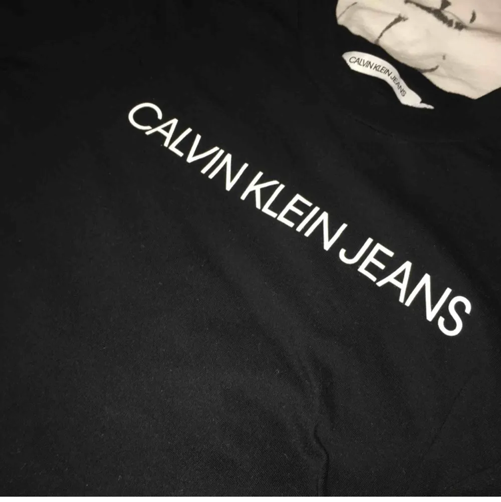 En jätte fin Calvin Klein tröja tunn. Den sitter lite som en magtröja. Använd en gång😊 40kr frakt, kan gå ner i pris🥰. Toppar.