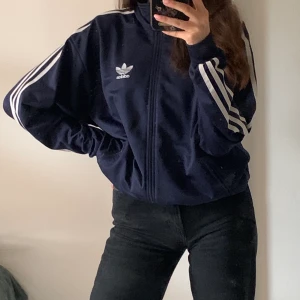 Blå adidaskofta S - Bra skick. Mörk blå med zip. 