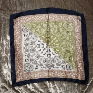 Sjal - Åhléns  - Kan användas på många olika sätt. Otrolig mjuk och skön material 🥰 Mått:60*60 cm