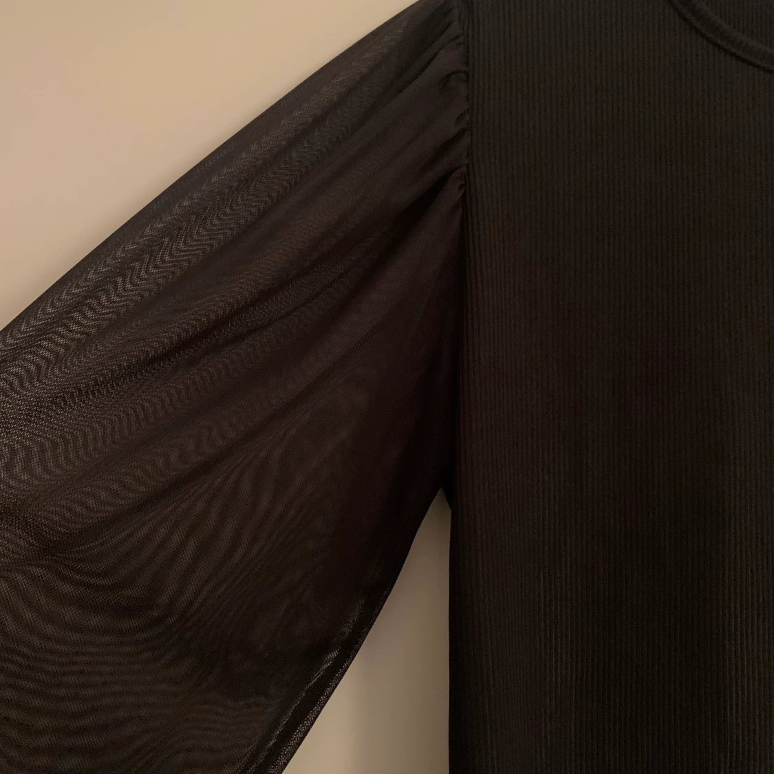 Topp med armar i meshtyg - 91