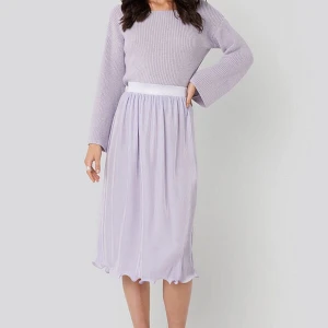 Lila kjol, Storlek 34 - Superfin och trendig lila kjol från NAKD i storlek 34. Aldrig använd då den tyvärr är för liten för mig. Köparen står för frakten. 💜 