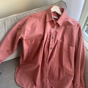 Laxrosa skjorta från Gina Tricot. Är en oversize modell, använd fåtal gånger så är i bra skick. Frakt ingår i priset 