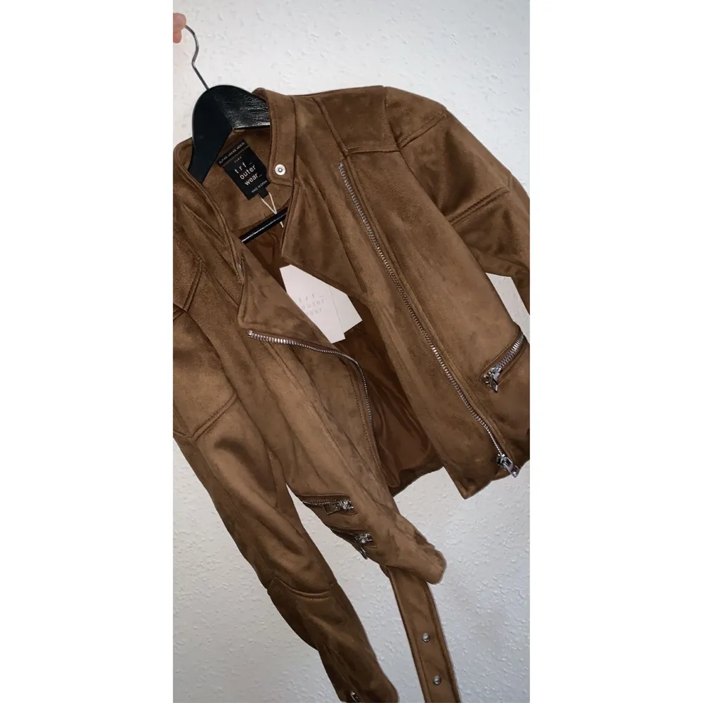 A lovely spring jacket that has a nice brown color that can go to any kind of sweater inside.  Not used before and comes with price tag. Jackor.