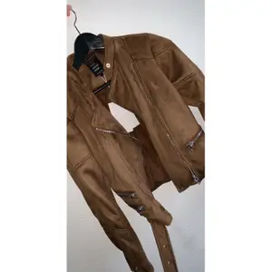 A lovely spring jacket that has a nice brown color that can go to any kind of sweater inside.  Not used before and comes with price tag