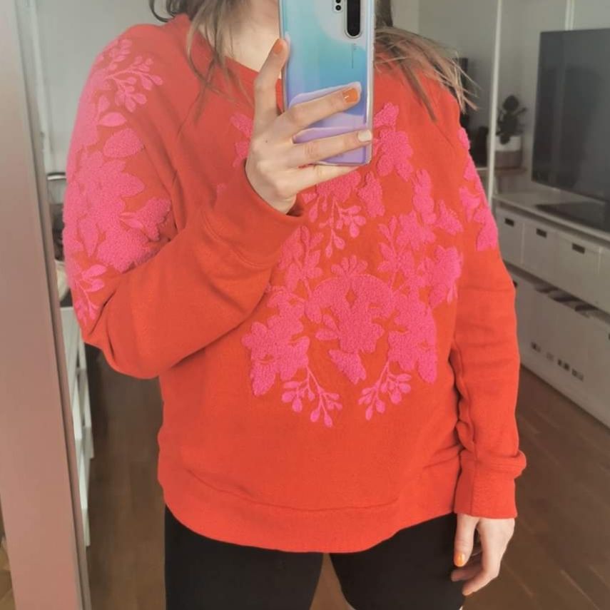 Knallröd sweatshirt med rosa frottébrodyr. Byst 124 cm, längd 63 cm. OBS! Trots att jag tvättat denna tröja flertalet gånger så har det hänt att den torrfält när jag haft svarta byxor på mig. Kan vara bra att veta! Köpare står för porto. . Tröjor & Koftor.
