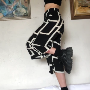 Schyssta trekvartslånga byxor 🖤 - Byxor från Lindex med stilrent svartvitt mönster! I st S🖤 skriv om du undrar något! 💥