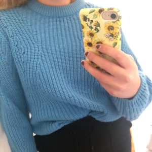 Stickad tröja🦋 - Stickad tröja från Gina Tricot🌸 Superfin färg som gör sig mest rättvis på andra bilden🦋 Frakt tillkommer. 