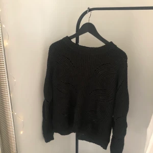 Stickad tröja från nelly - Grön tröja, man ser färgen bättre på andra bilden. Använd en gång 