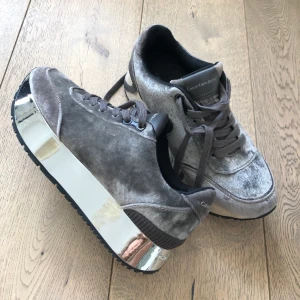 Calvin Klein sneakers - Retro sneakers i sammet, använda ca tre gånger.  Köparen betalar frakt annars funkar också att mötas upp på Kungsholmen 