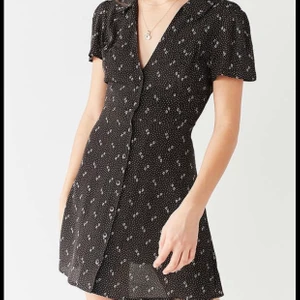 Urban outfitter klänning!  - Den är svart med vita små prickar och blommor. Stor v ringning och ganska kort klänning. Väldigt fin till sommaren! 