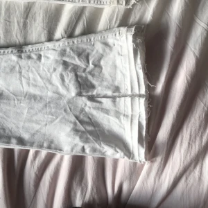 Vita bootcut jeans med hemagjord slits. - Har gjort slits själv och sprättat själv