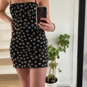 En fin sommar klänning  - Säljer denna super fina sommarklänningen, då den tyvärr va för liten! Det är helt ny från Bershka , endast prövad🌸🌻 Storleken är S, men var för kort för mig som är ca 169. Den passar någon som är lite kortare!🌸🌷 frakt tillkommer❣️