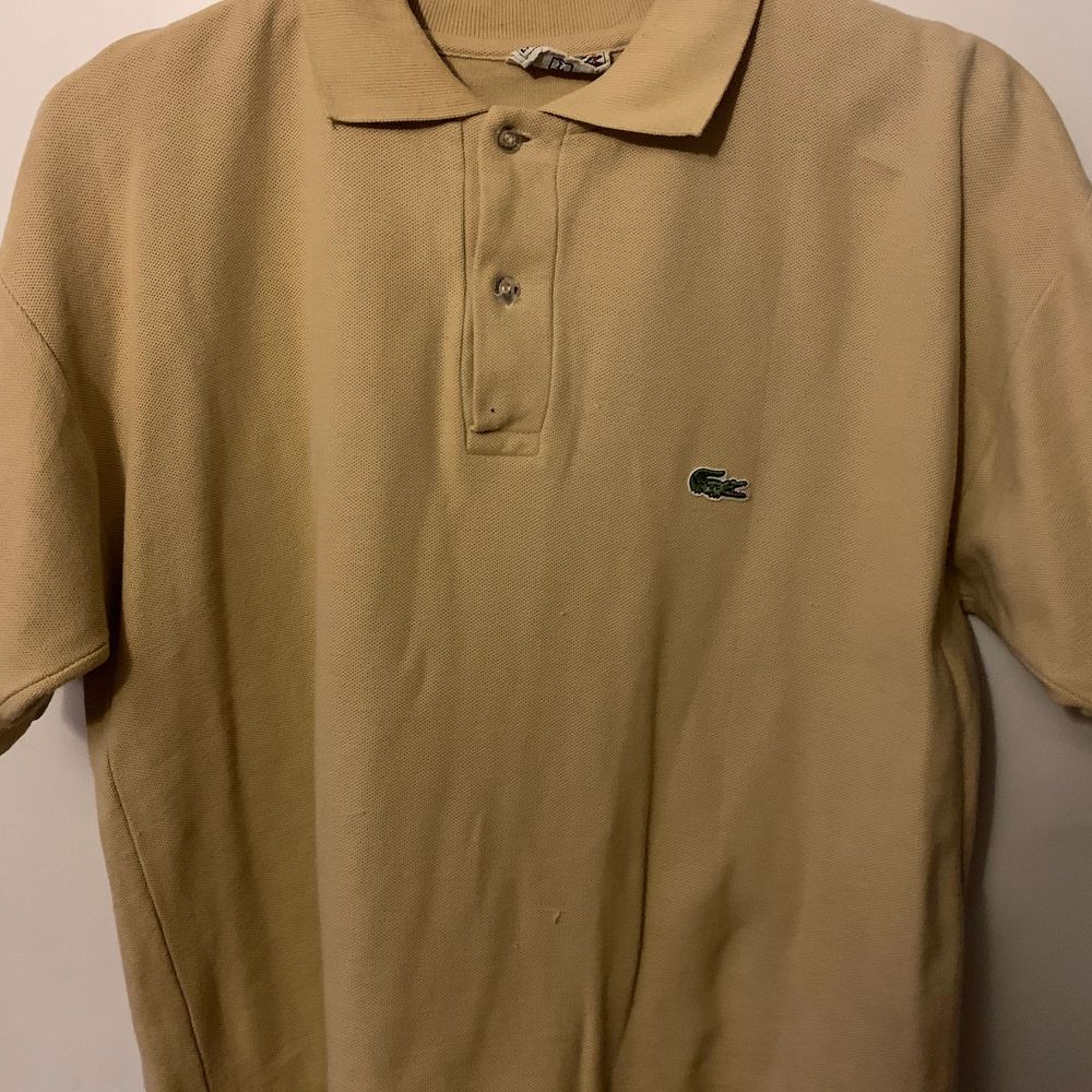 Vintage Lacoste tröja från 80-talet i fint skick. Färgen syns bäst på bild 2. . T-shirts.