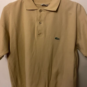 Beige/ laxrosa Lacoste tröja 80-tal - Vintage Lacoste tröja från 80-talet i fint skick. Färgen syns bäst på bild 2. 