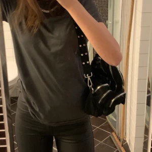 Väska ginatricot  - Jättefin väska från gina! Köpt för några månader sen men sparsamt använd och väldigt bra skick🖤  Köparen står för frakten🥰 kan också tänka mig att gå ner i pris vid snabb affär🖤