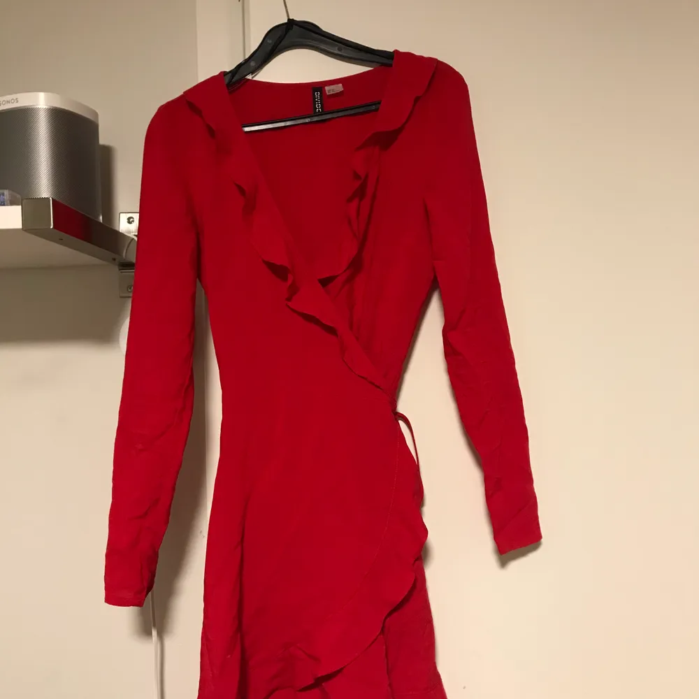 En rödkläning ifrån hm som har blivit för liten för mig i storlek 36 men är ganska så liten i storleken . Klänningar.